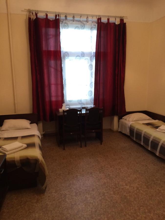 Camera Matrimoniale/Doppia con Letti Singoli con Bagno in Comune